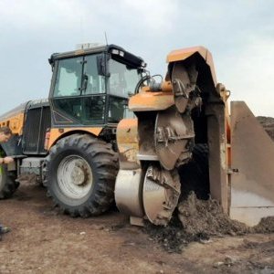 foto traktor 520HP +obracečka kompostu(2015 překopávač
