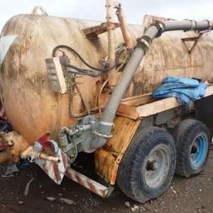 foto NEKOMUNIKUJE 9m3 fekál agro přívěs tandem bez TP na OPRAVU kejdovačka kejda