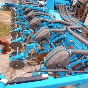 foto 6m/8řádků secí stroj Lemken Azurit 9 na kukuřici za traktor (nádrž 2020) agro