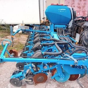 foto 6m/8řádků secí stroj Lemken Azurit 9 na kukuřici za traktor (nádrž 2020) agro