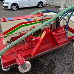 foto údržba hřiště set malotraktor čištění umělé povrchy 4x4 Iseki TG6687