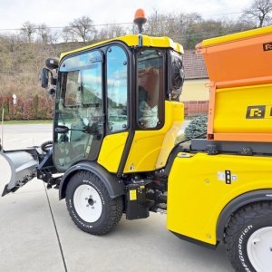foto demo! 4x4 komunál 3.5t 75HP 40km/h traktor sypač Multihog CX75 MKII