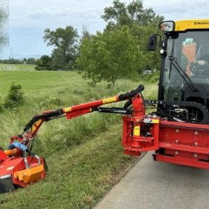 foto demo! 4x4 komunál 3.5t 75HP 40km/h traktor sypač Multihog CX75 MKII