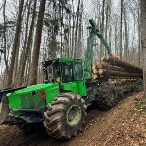 foto 13.4t les traktor +harvestor Equus 175 vyvážečka forwarder