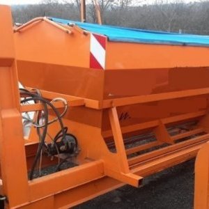 foto SIMED zimní nástavby: sypač PMS210 +radlice SVS1.7E